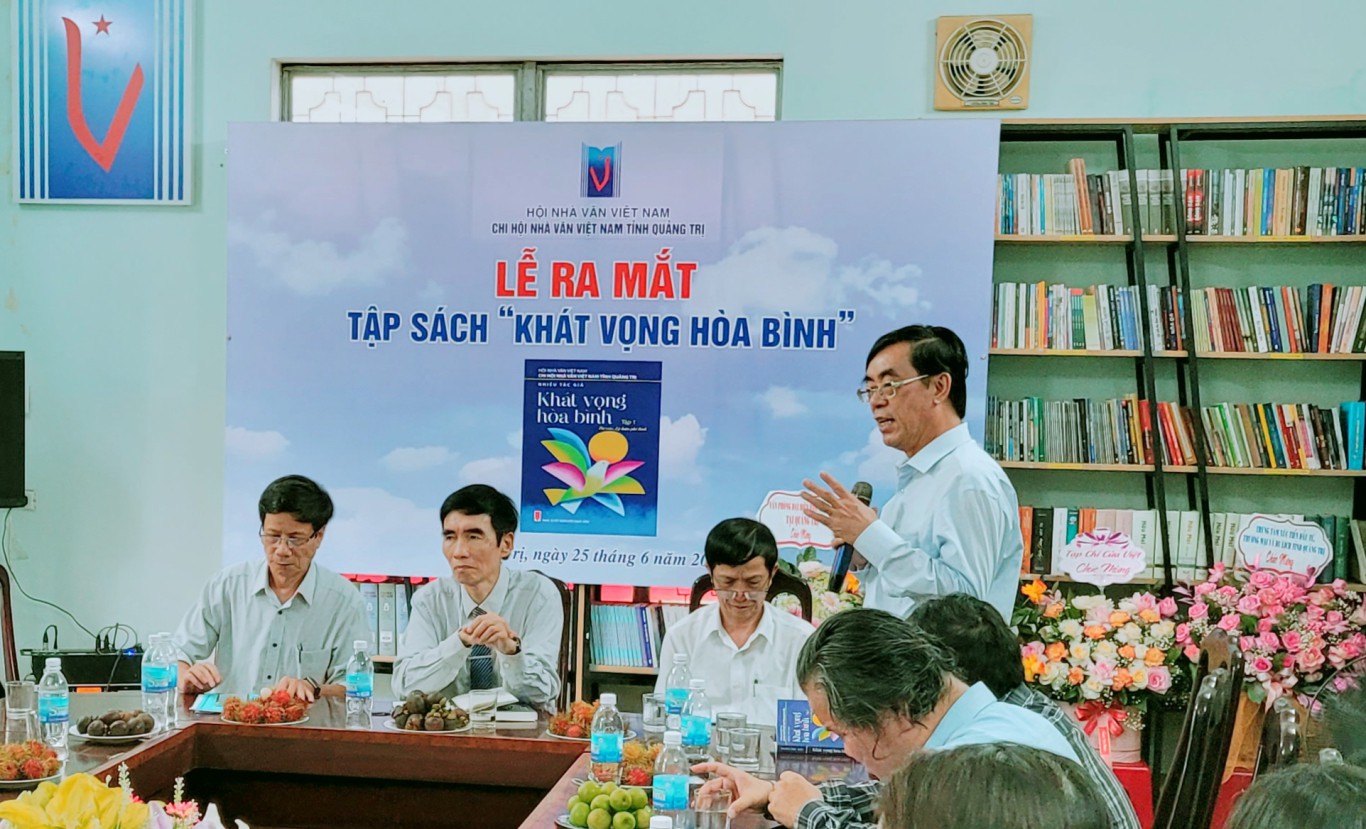 &Ocirc;ng Nguyễn Đức Ch&iacute;nh - Nguy&ecirc;n Chủ tịch UBND tỉnh Quảng Trị, Ủy vi&ecirc;n thường vụ Quỹ v&igrave; h&ograve;a b&igrave;nh v&agrave; Ph&aacute;t triển Việt Nam chia sẻ tại buổi ra mắt s&aacute;ch